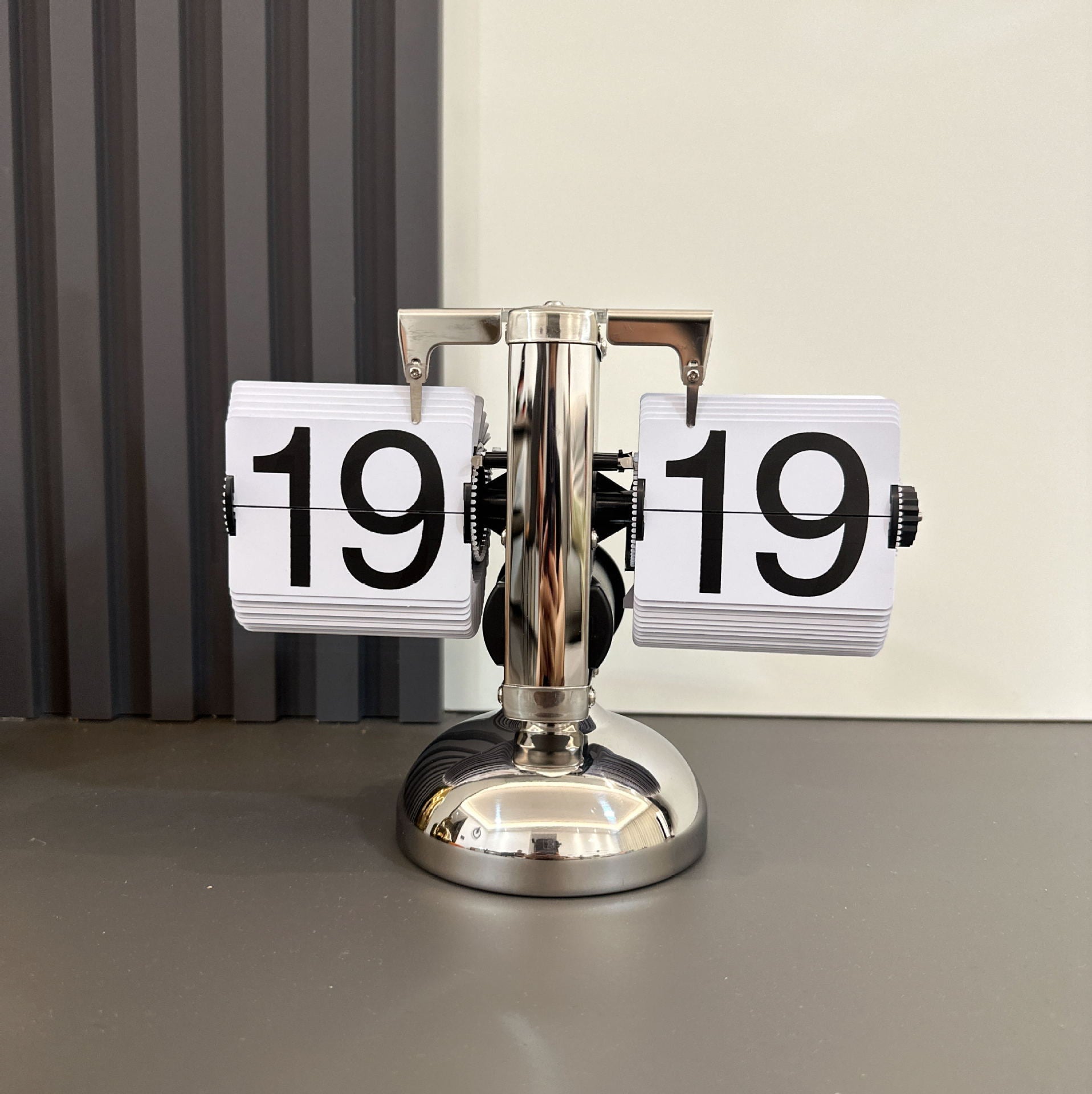 European-style Automatic Flip Clock with Quartz Movement
