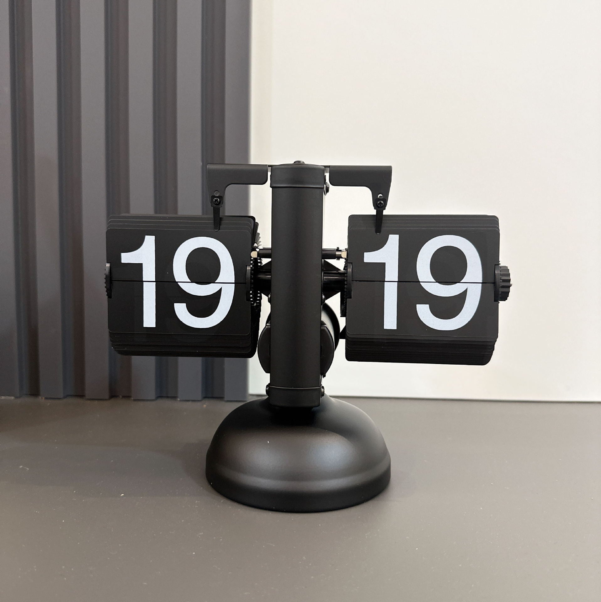 European-style Automatic Flip Clock with Quartz Movement