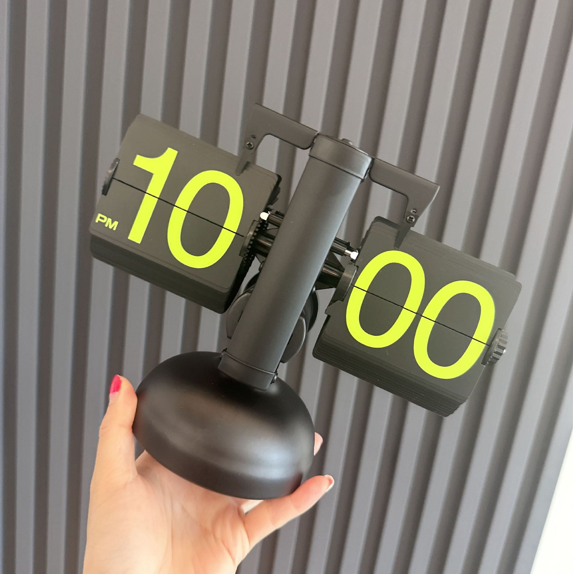 European-style Automatic Flip Clock with Quartz Movement