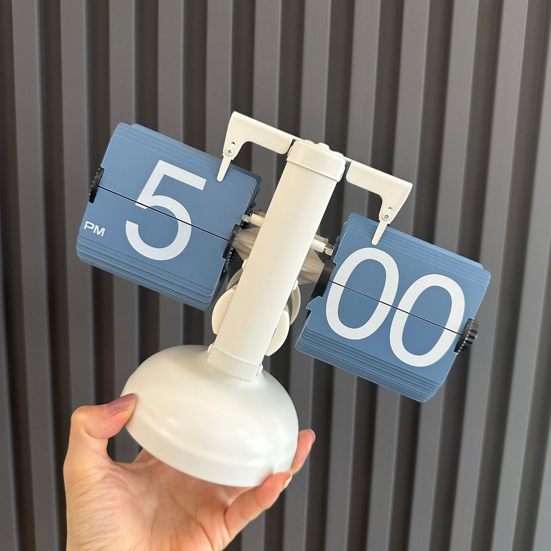 European-style Automatic Flip Clock with Quartz Movement