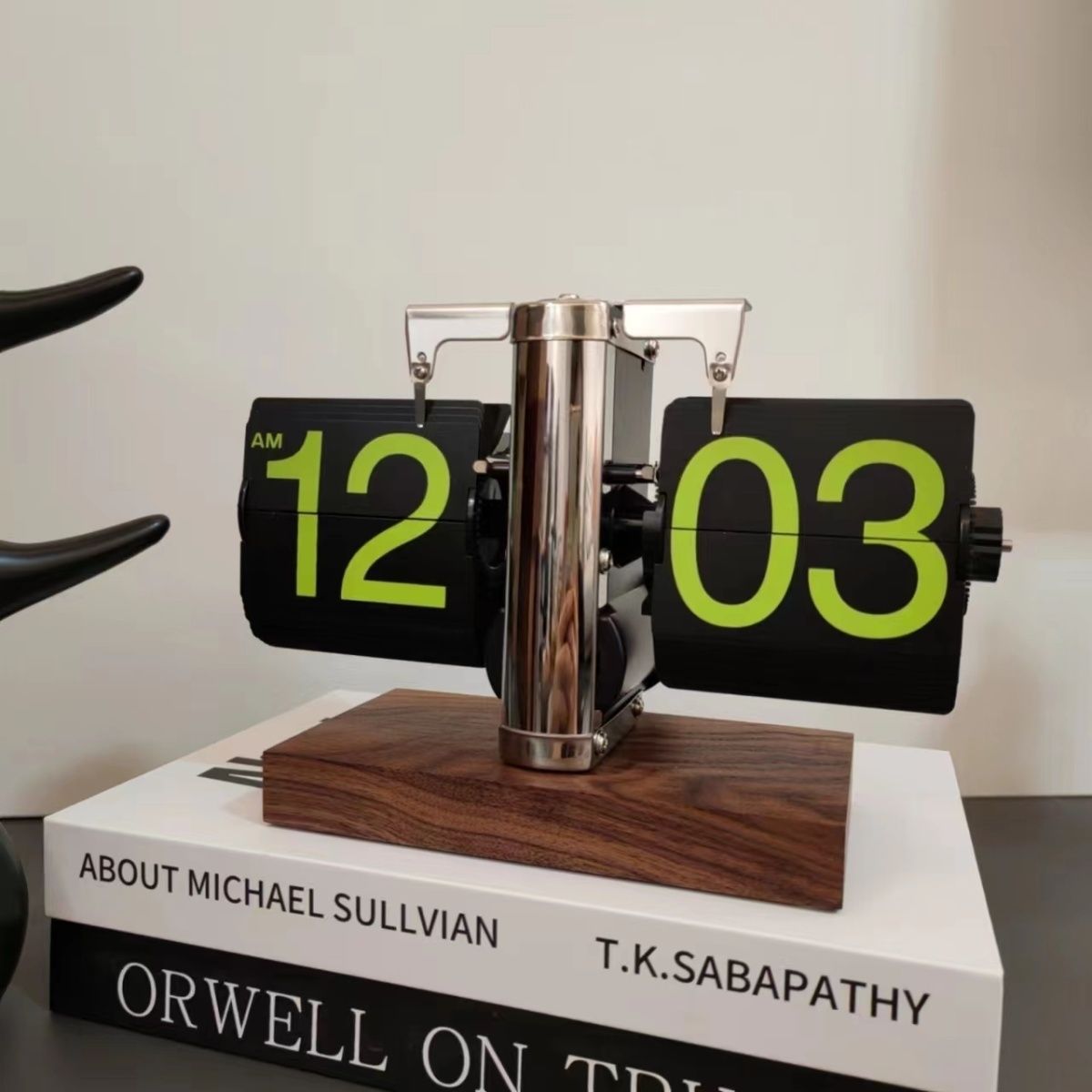 European-style Automatic Flip Clock with Quartz Movement