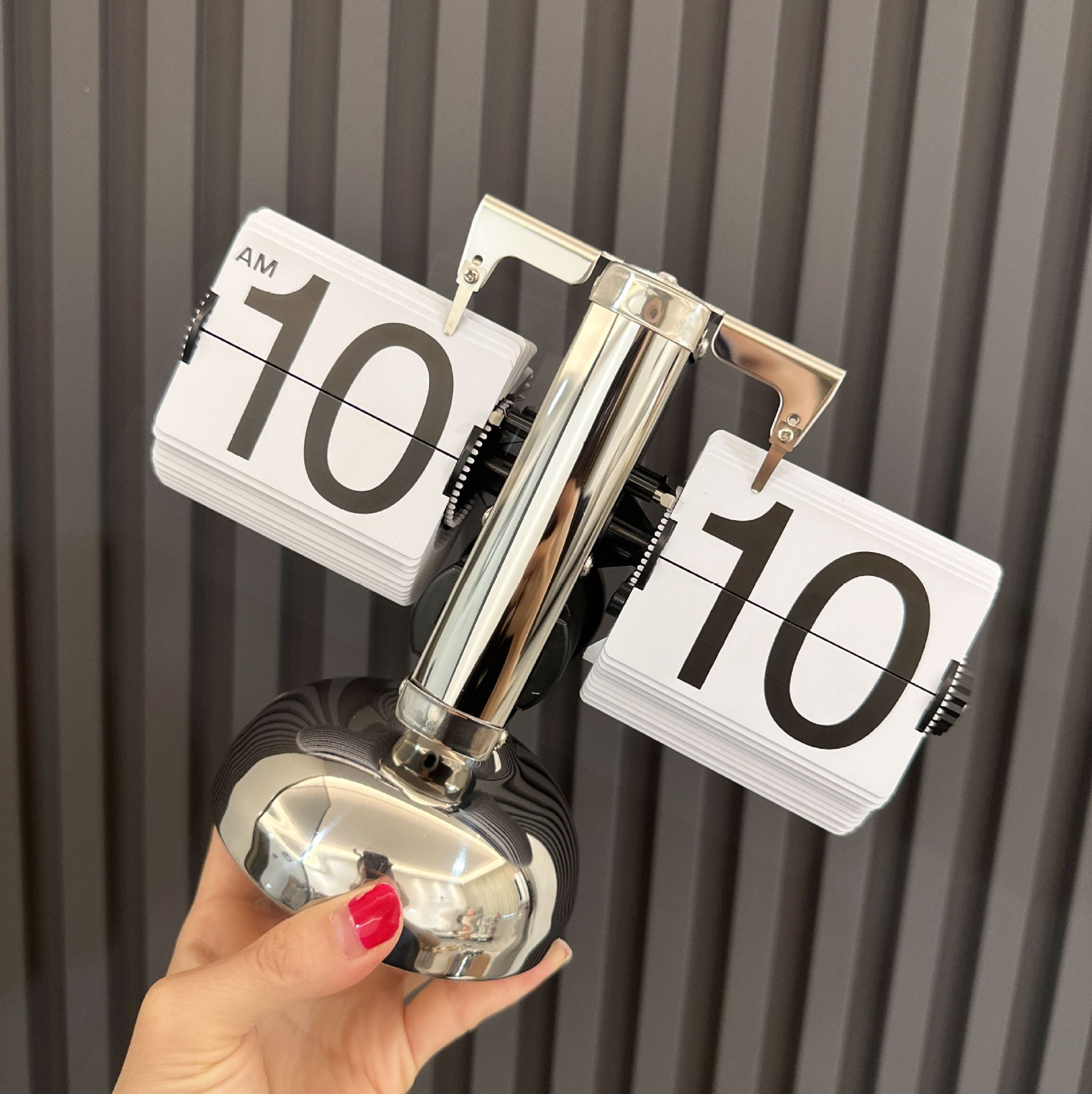 European-style Automatic Flip Clock with Quartz Movement