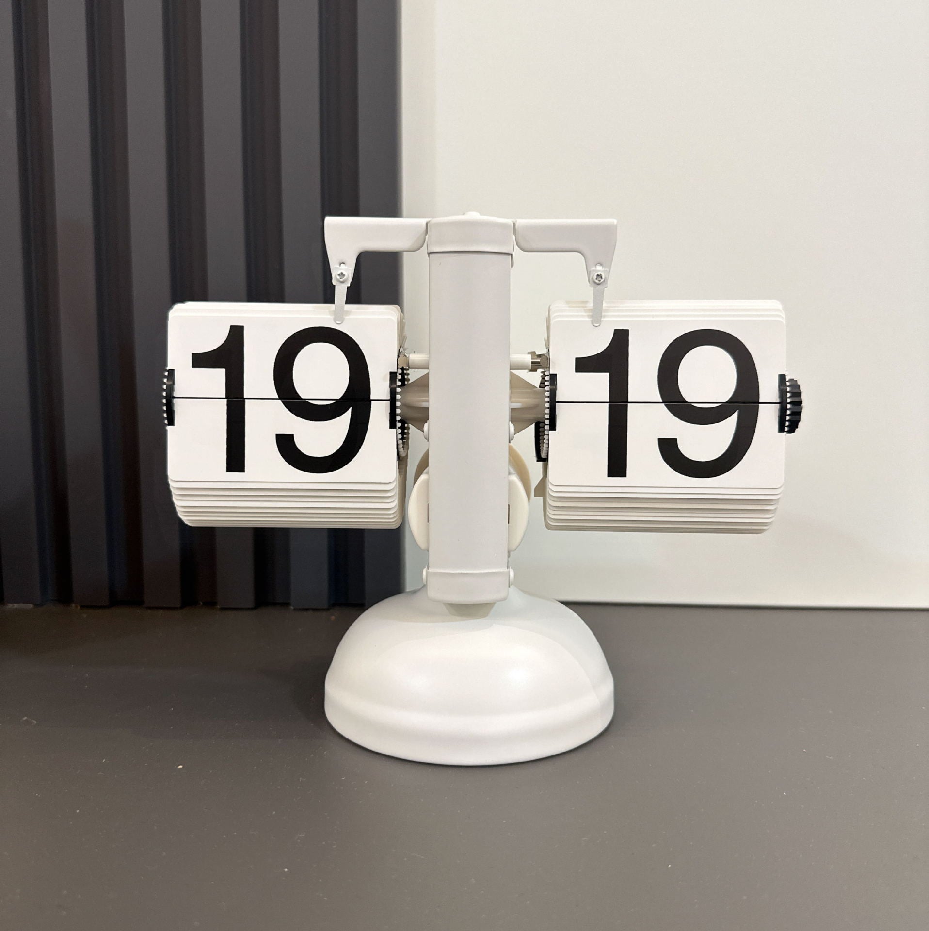 European-style Automatic Flip Clock with Quartz Movement