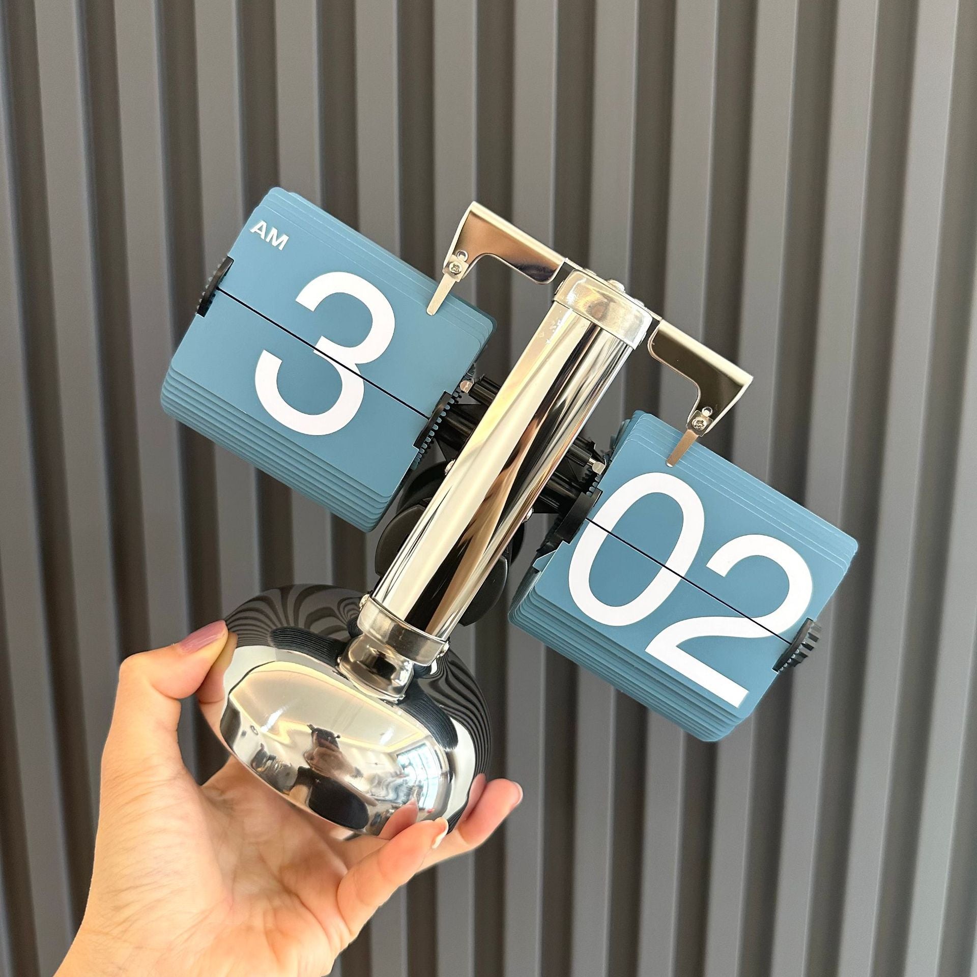 European-style Automatic Flip Clock with Quartz Movement