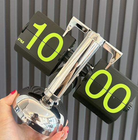 European-style Automatic Flip Clock with Quartz Movement